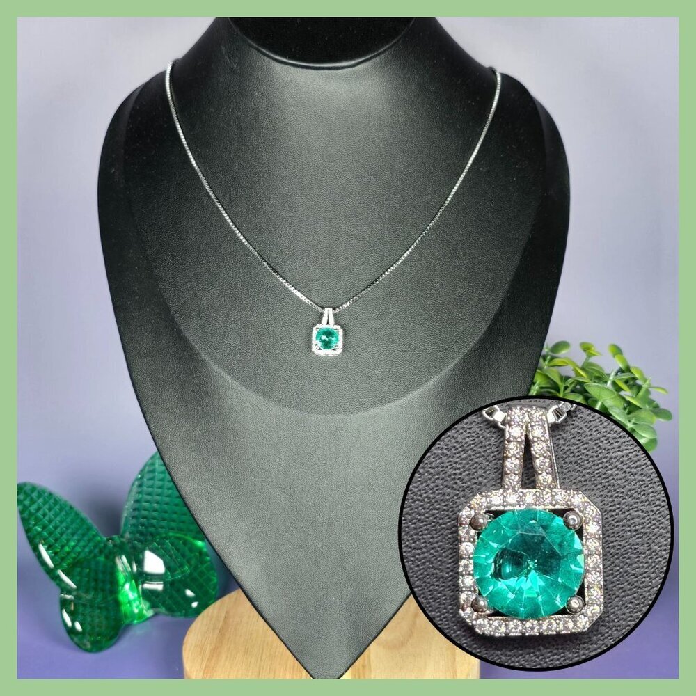 Square Halo Pendant Necklace With Emerald Green Gemstone & Silver‎ Chain